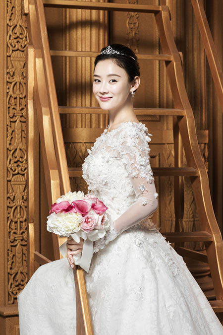 袁姗姗婚纱封面大片 时而典雅时而清新图片