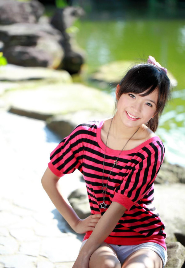 高清林允蝴蝶结甜笑靓丽写真图片