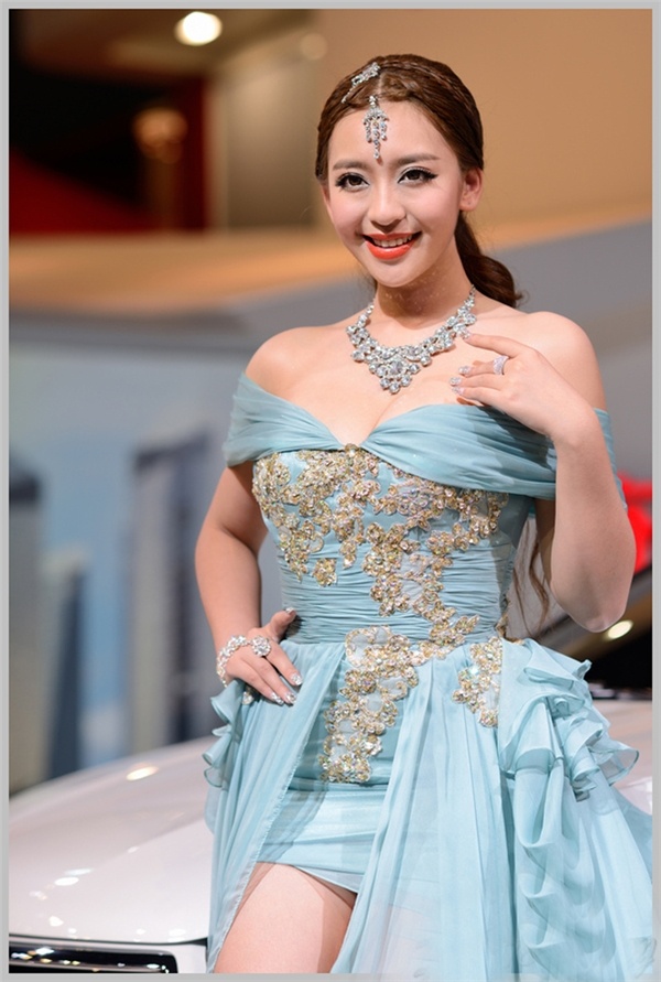 中国内地女演员极品美女模特曹阳香肩撩人摄影图片图片