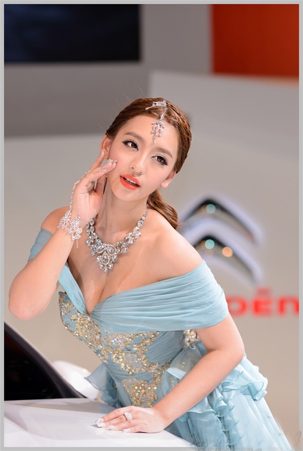 中国内地女演员极品美女模特曹阳香肩撩人摄影图片图片