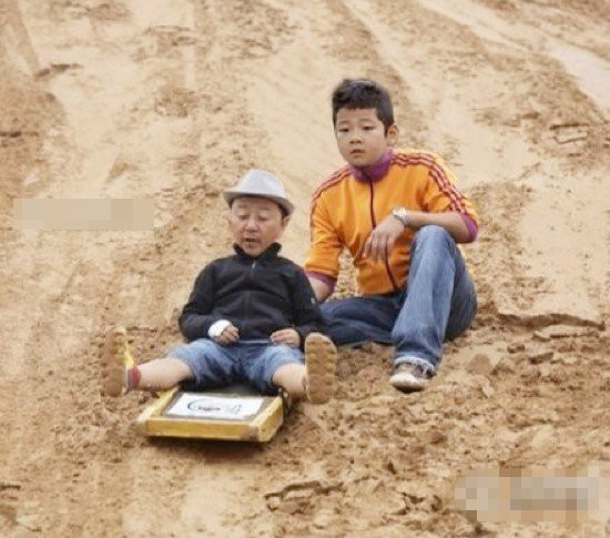 爸爸去哪儿亲子照片遭恶搞 互换脸谱的亲子图片