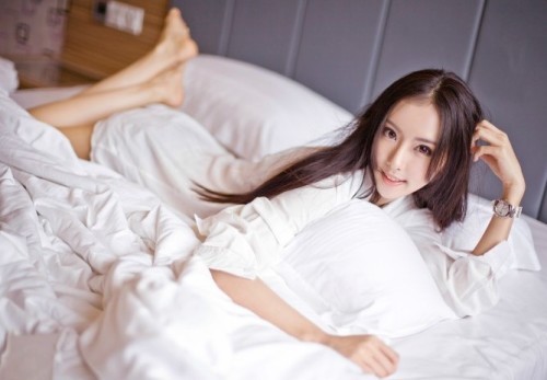 白衬衫妹子解开扣子秀事业线图片