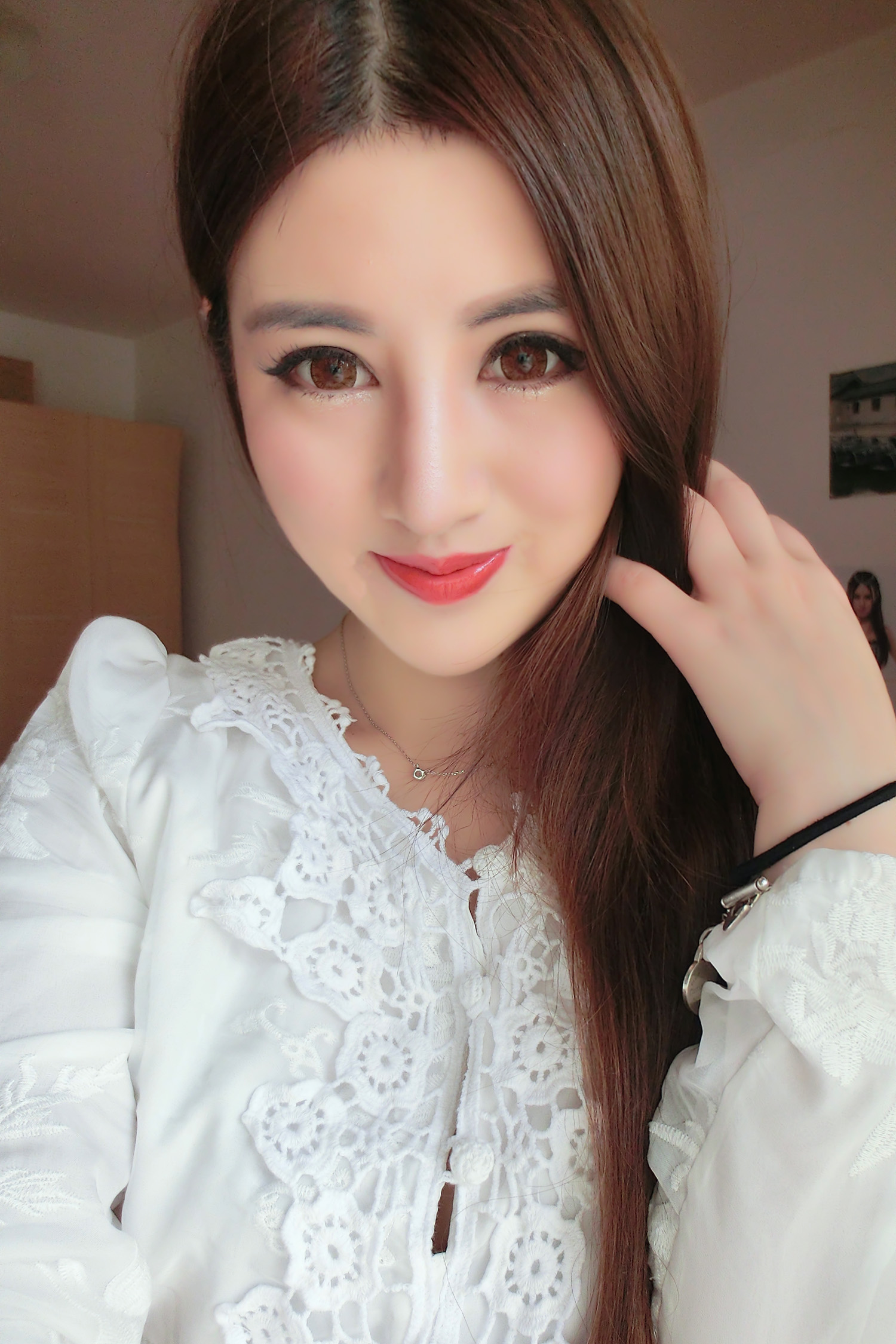 高清山东烟台美女于咏琳时尚写真手持鲜花甜美气质美女图片