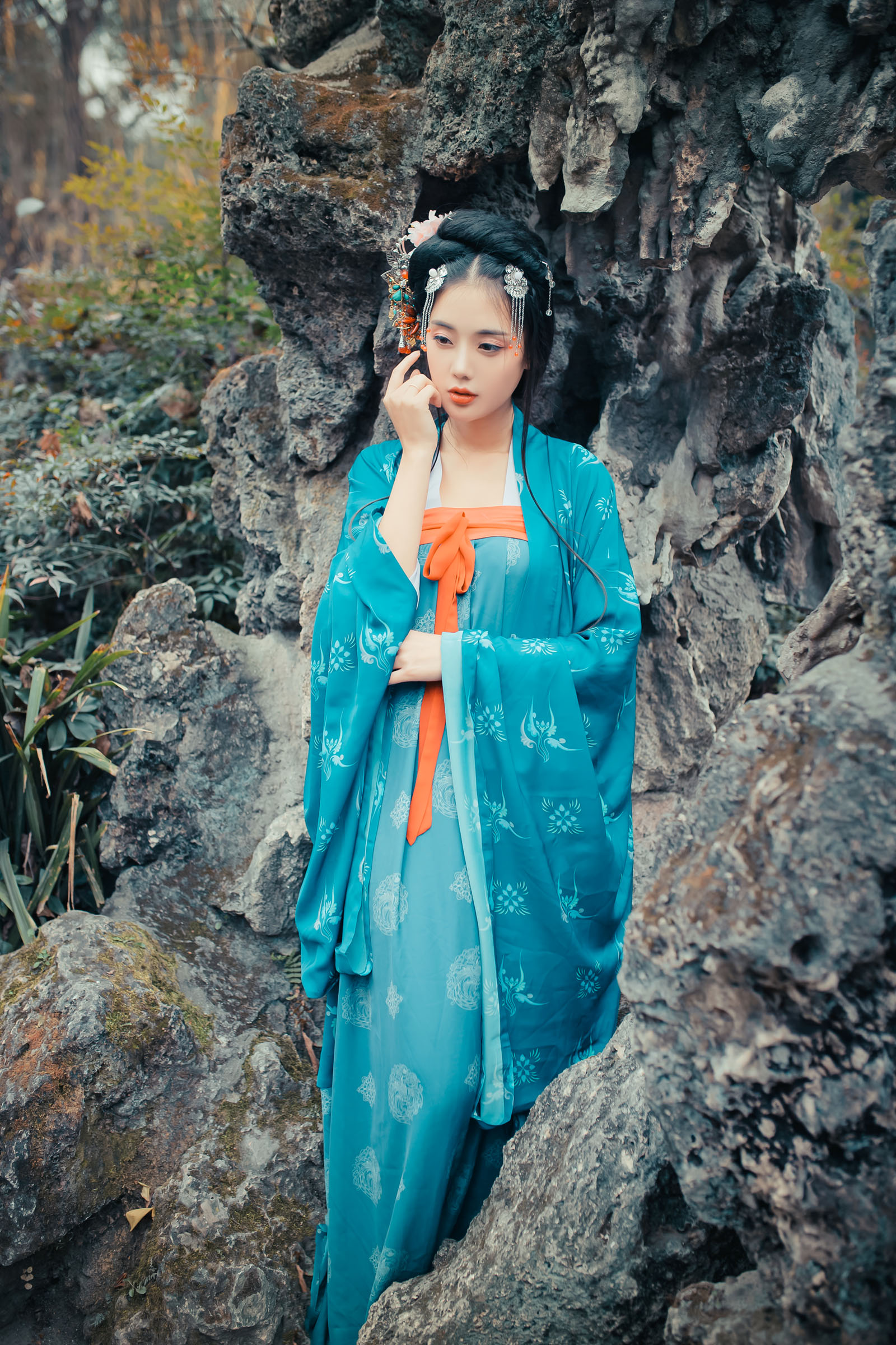 高清山东烟台美女于咏琳时尚写真手持鲜花甜美气质美女图片