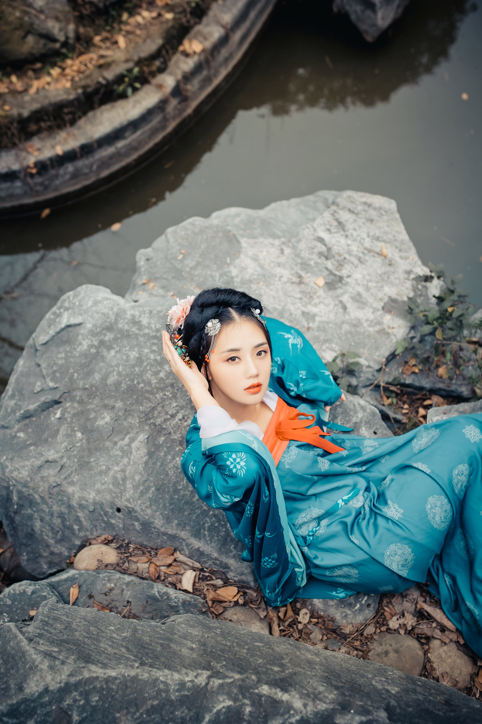 高清山东烟台美女于咏琳时尚写真手持鲜花甜美气质美女图片