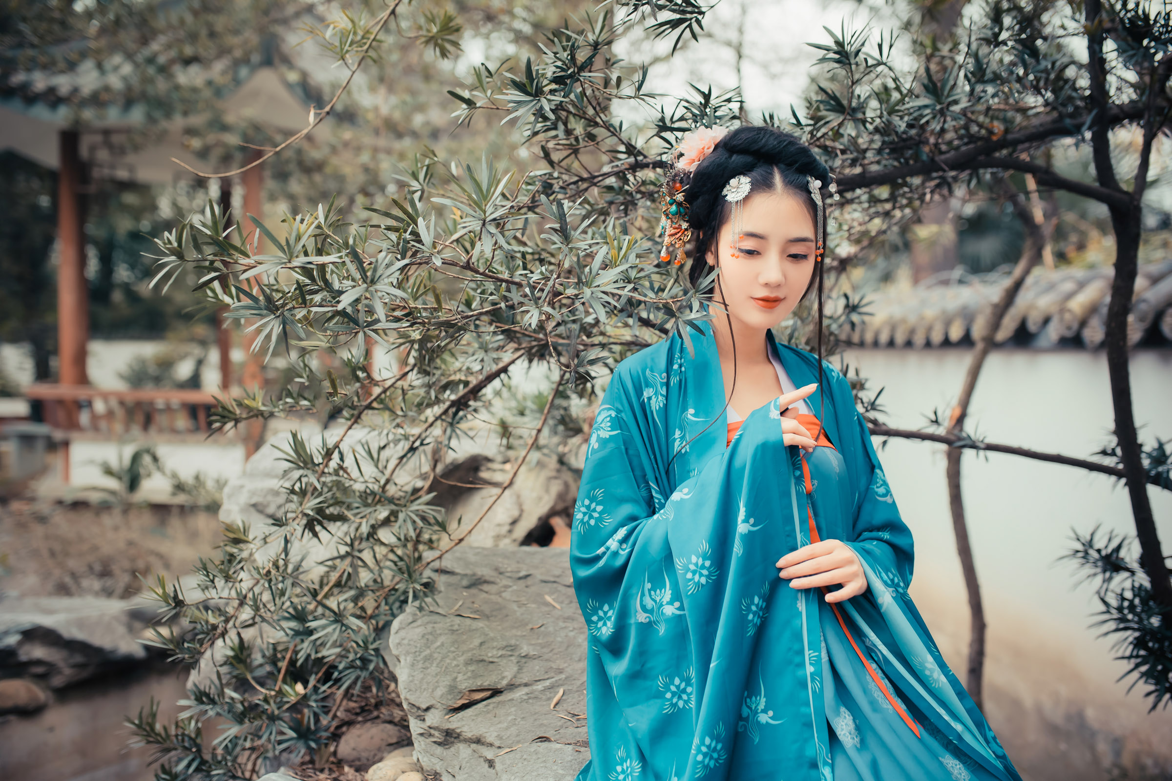 高清山东烟台美女于咏琳时尚写真手持鲜花甜美气质美女图片