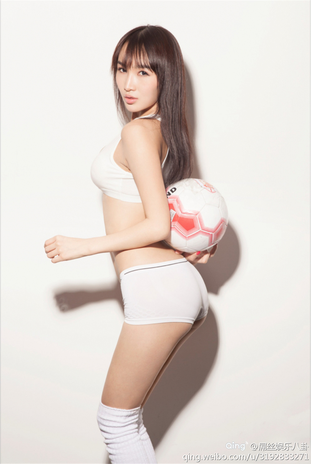 精选中外世界杯性感足球宝贝热辣养眼写真桌面壁纸(二)图片