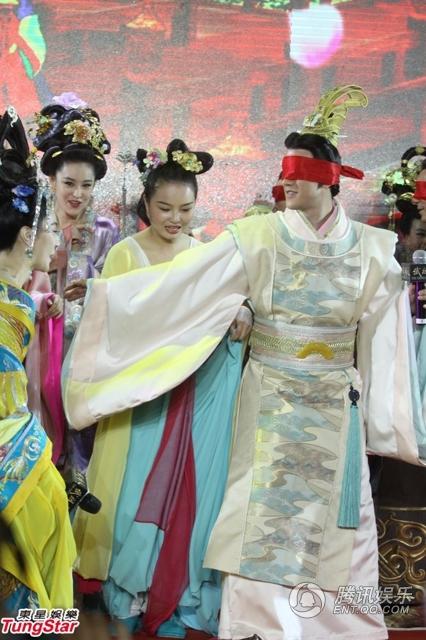 《武则天》众女星斗胸 范冰冰遭李治廷调戏吓坏图片