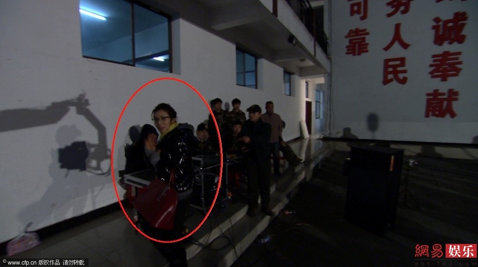 杜海涛获神秘女友贴心探班 对镜头比V卖萌图片