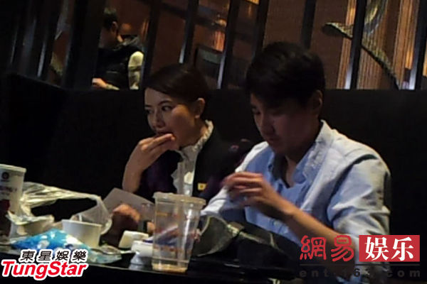 高圆圆俏皮写真图片 自然率真扮鬼脸图片