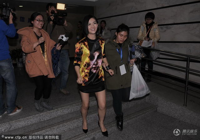 谢娜露美腿不怕冷 助理搀扶下楼梯躲采访图片
