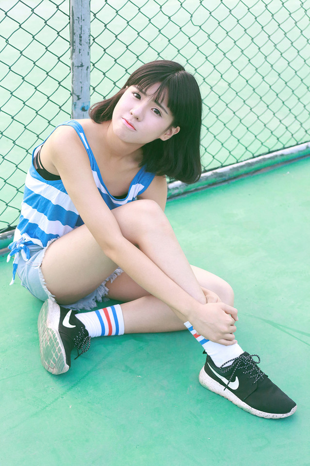 妖媚的少妇 红色性感妖媚私房魅惑写真图片