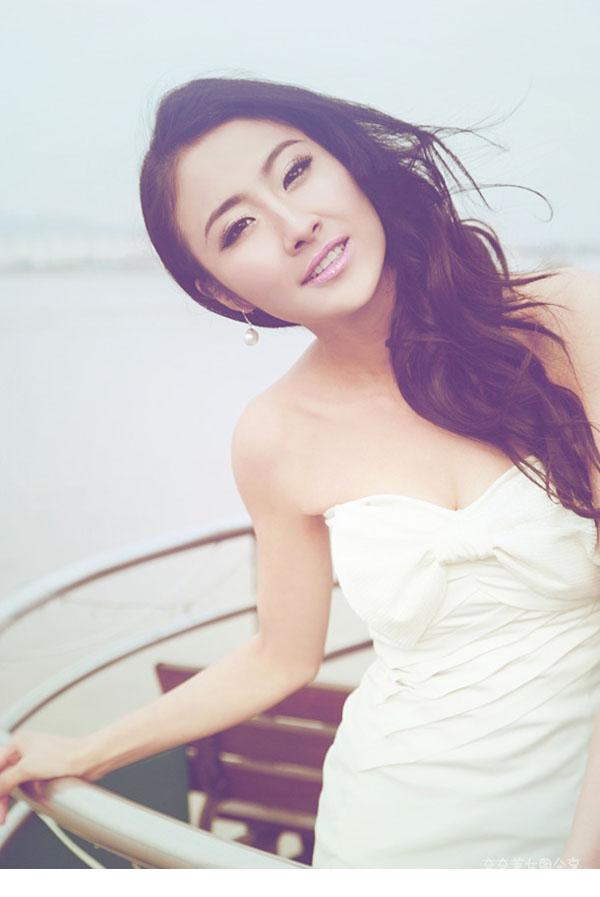妖媚的少妇 红色性感妖媚私房魅惑写真图片