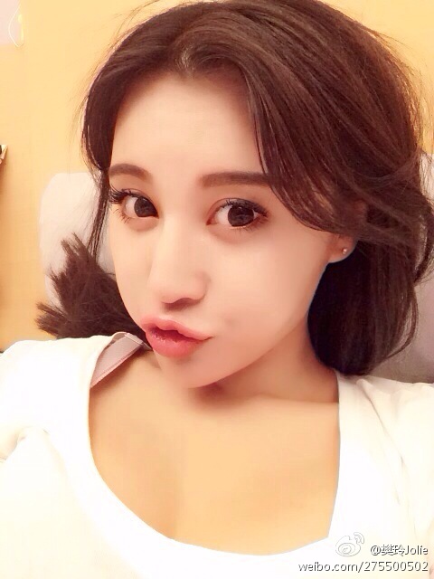 深夜寂寞的女人  性感丰满美女床上自拍照图片