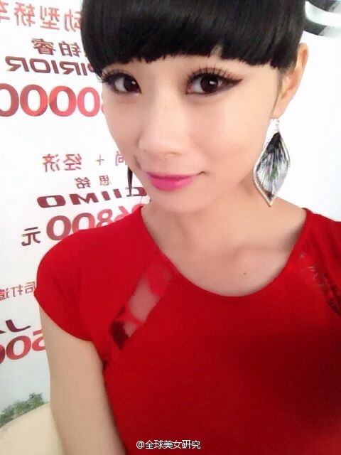 红色诱惑熟女少妇美照自拍图片