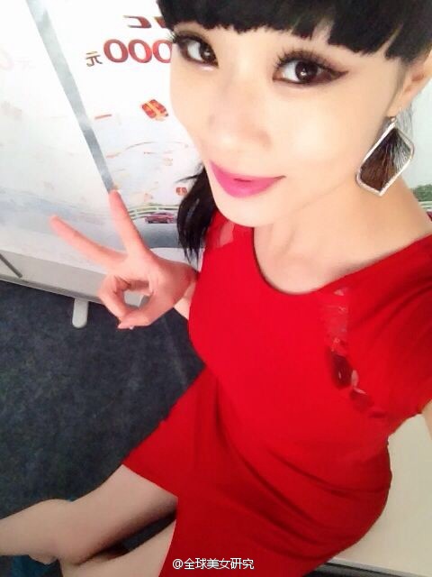 红色诱惑熟女少妇美照自拍图片