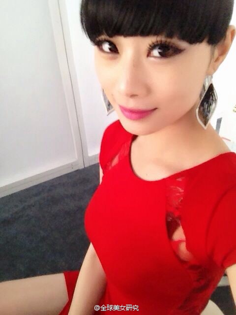 时尚新娘极品美女对着镜头大胆自拍照喷血诱惑艺术写真图片(二)图片