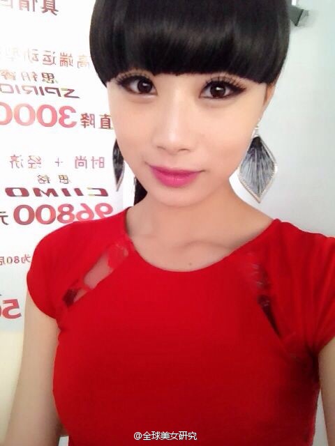 深夜寂寞的女人  性感丰满美女床上自拍照图片