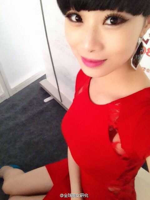 红色诱惑熟女少妇美照自拍图片