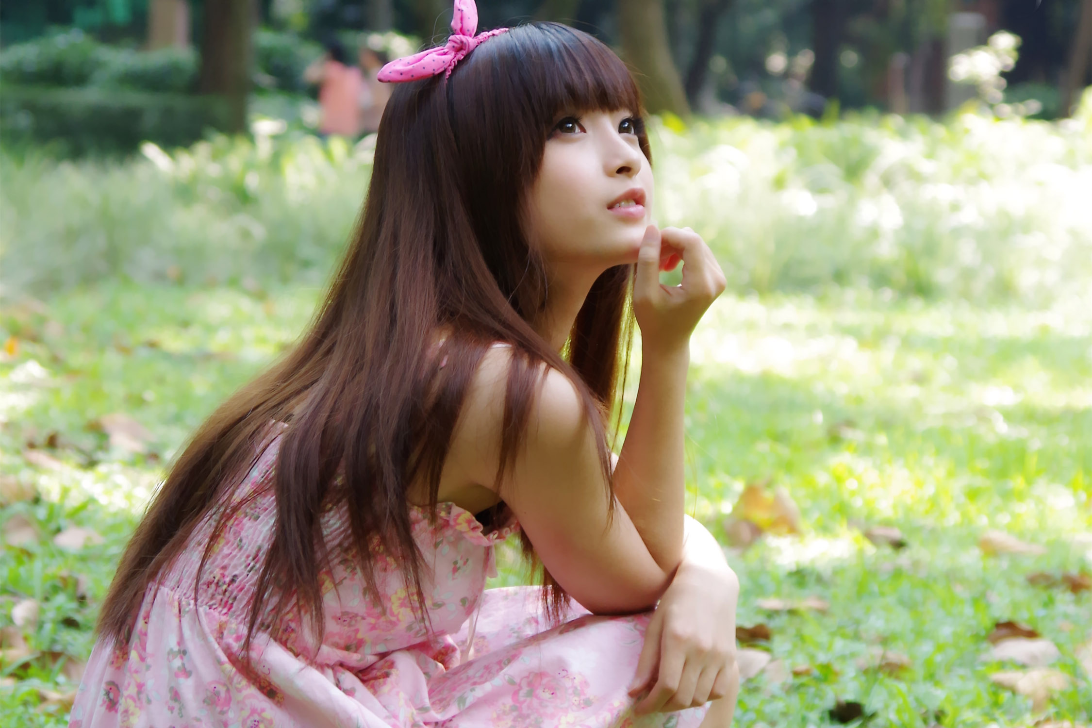 清纯蝴蝶结美女碎花裙可爱写真图片
