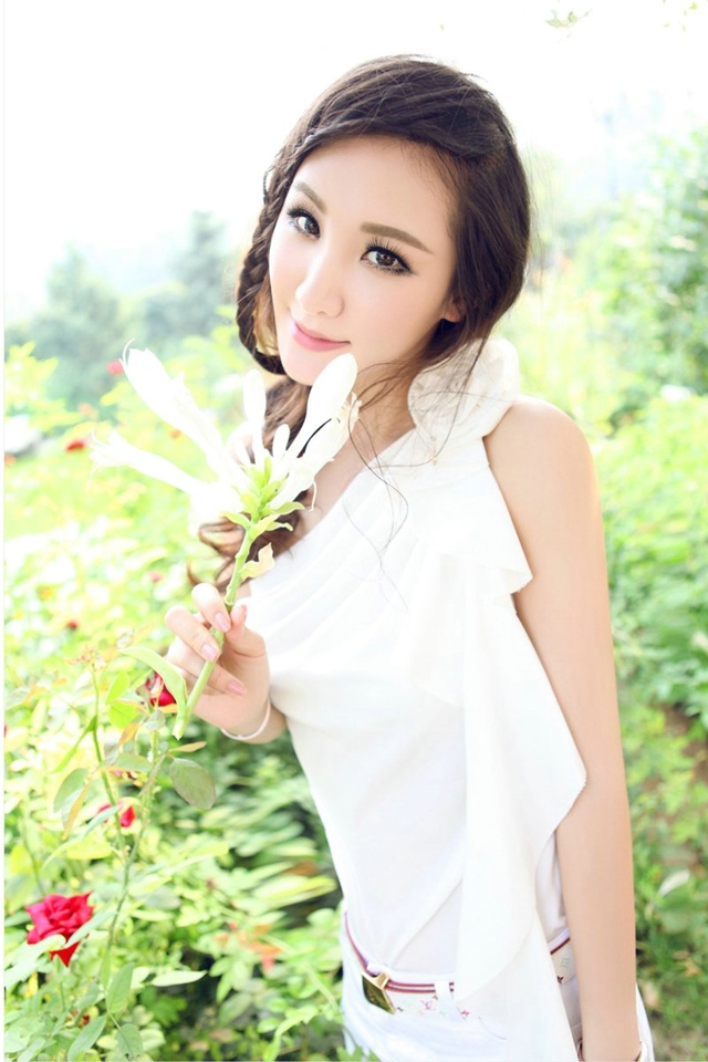 粉红色兔女郎美女车模 不一样的气质美女诱惑图片