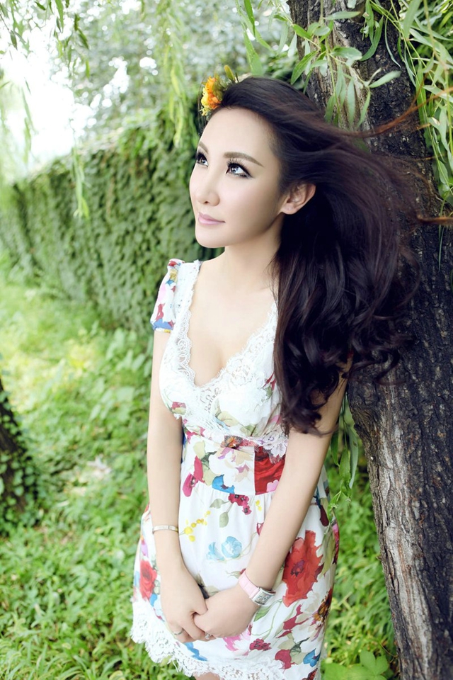 粉红色兔女郎美女车模 不一样的气质美女诱惑图片