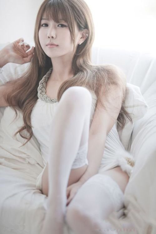 长腿高跟白丝袜美女摆弄各种姿势  张开双腿诱人心弦图片