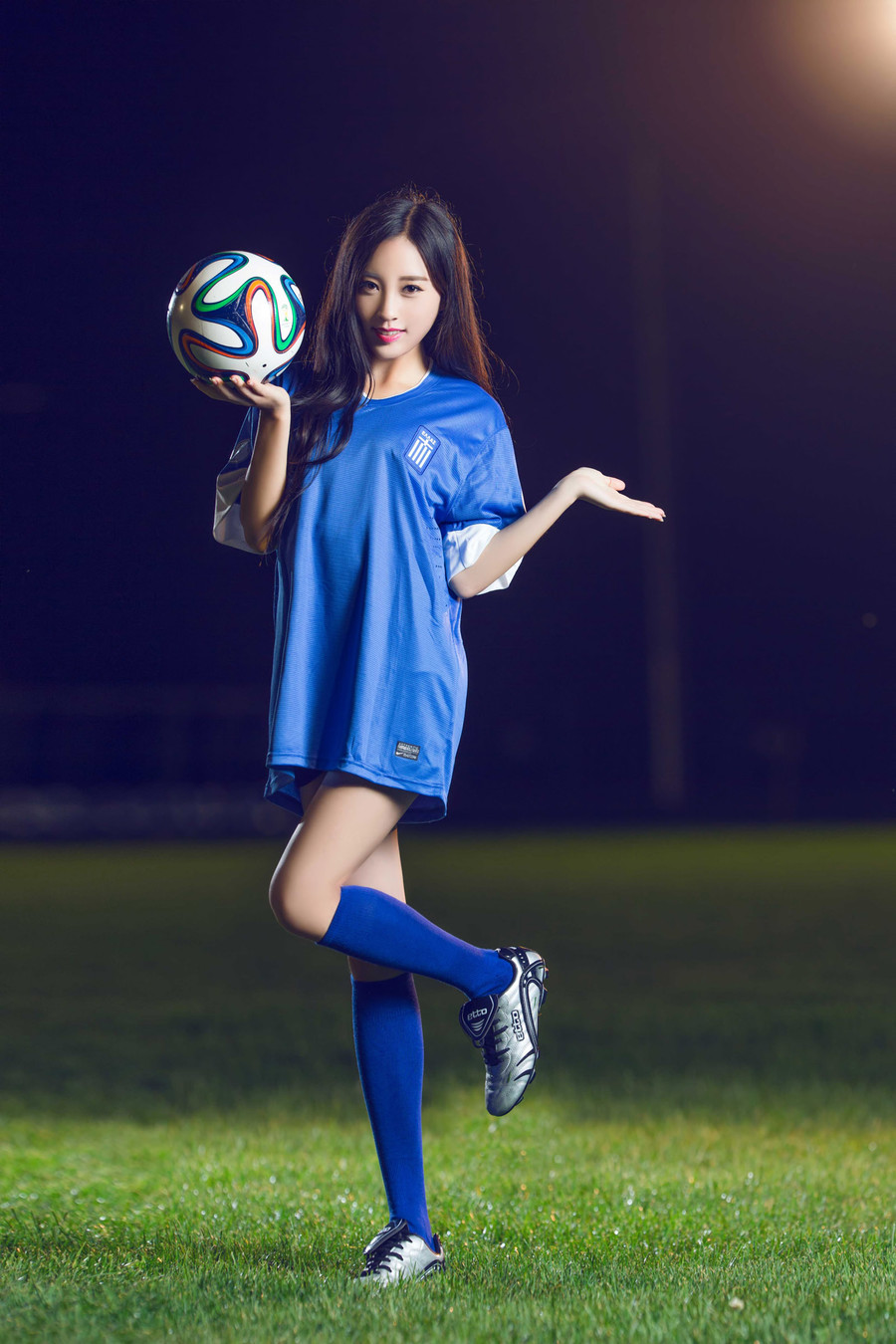 精选中外世界杯性感足球宝贝热辣养眼写真桌面壁纸(二)图片