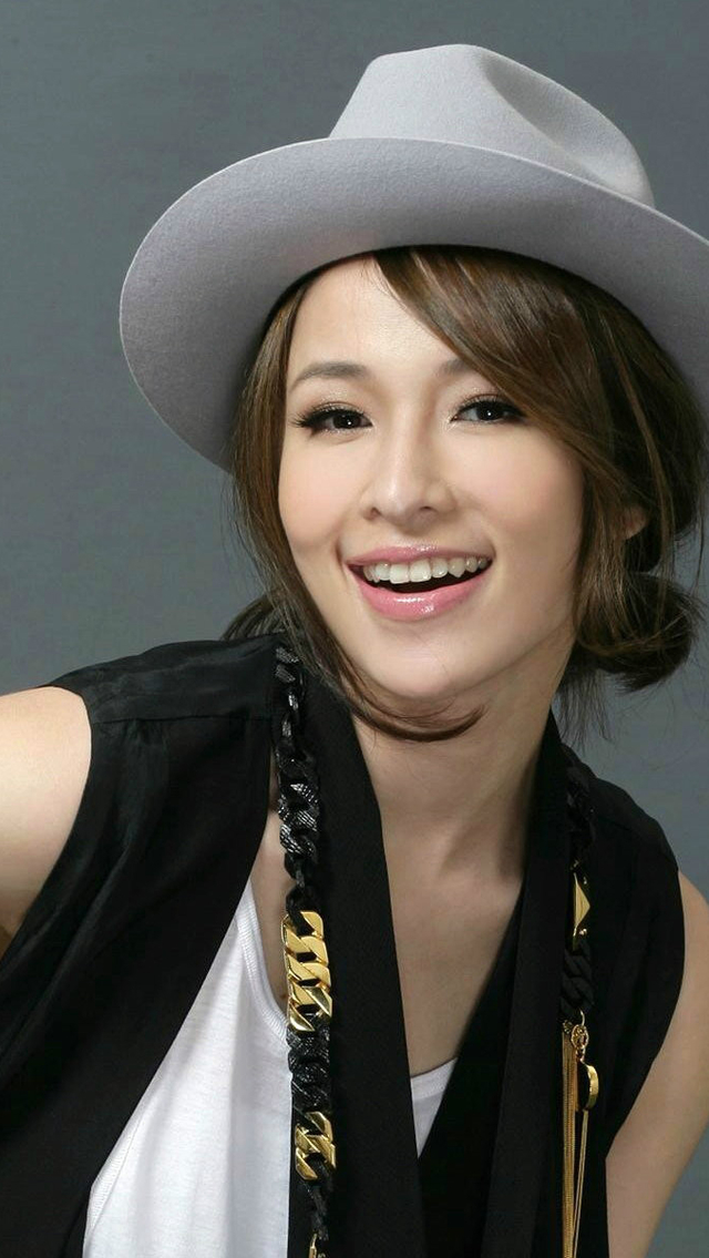 华语人气女歌手小天后萧亚轩性感写真图片