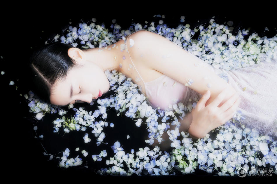 高清湖北武汉美女张辛苑水中静态唯美魅惑写真图片