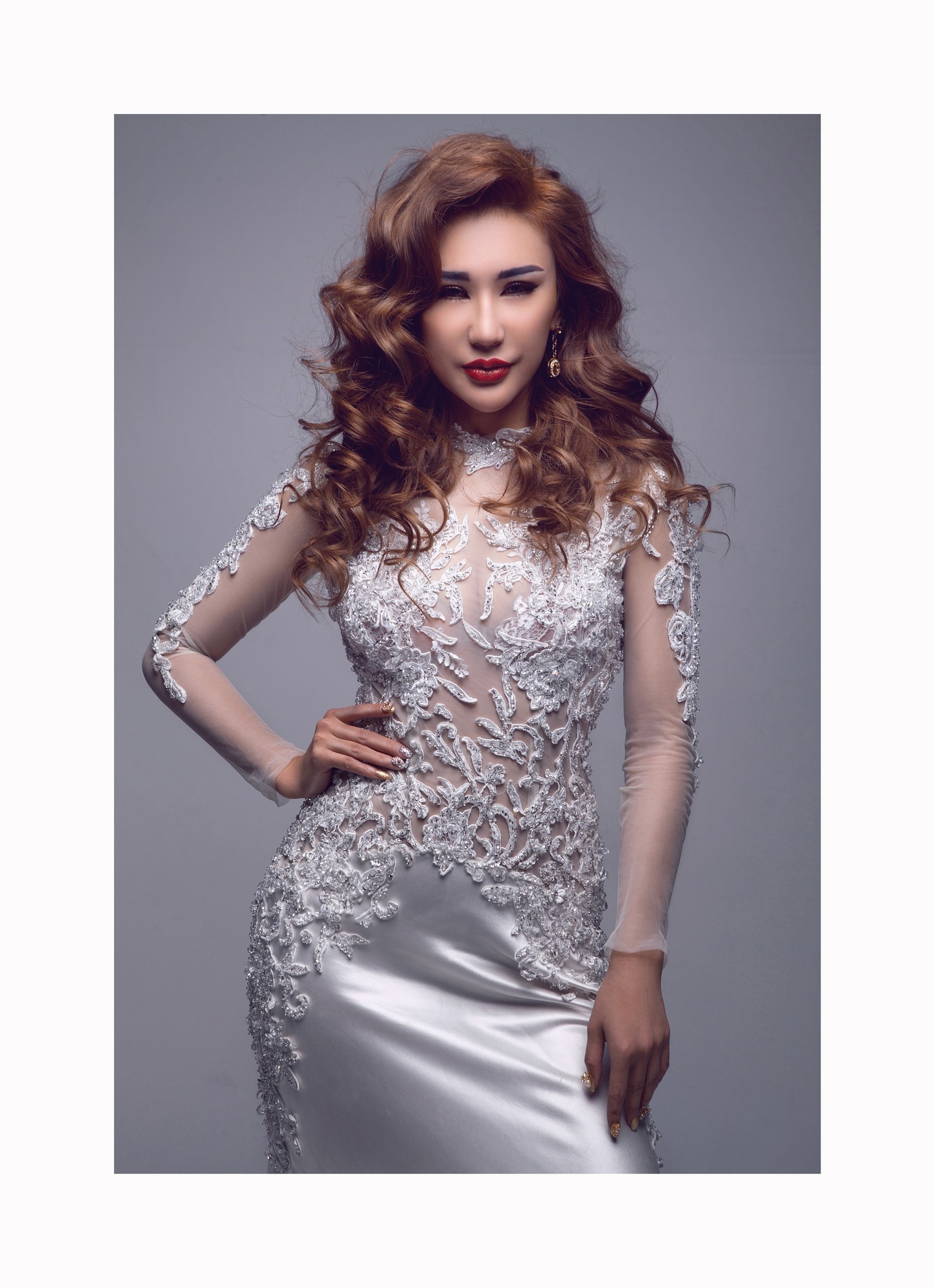 中分卷发粉红色性感诱人美女私房图片图片
