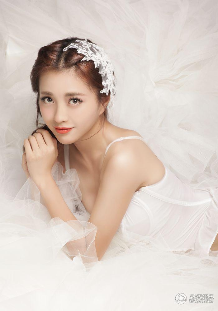 袁姗姗婚纱封面大片 时而典雅时而清新图片