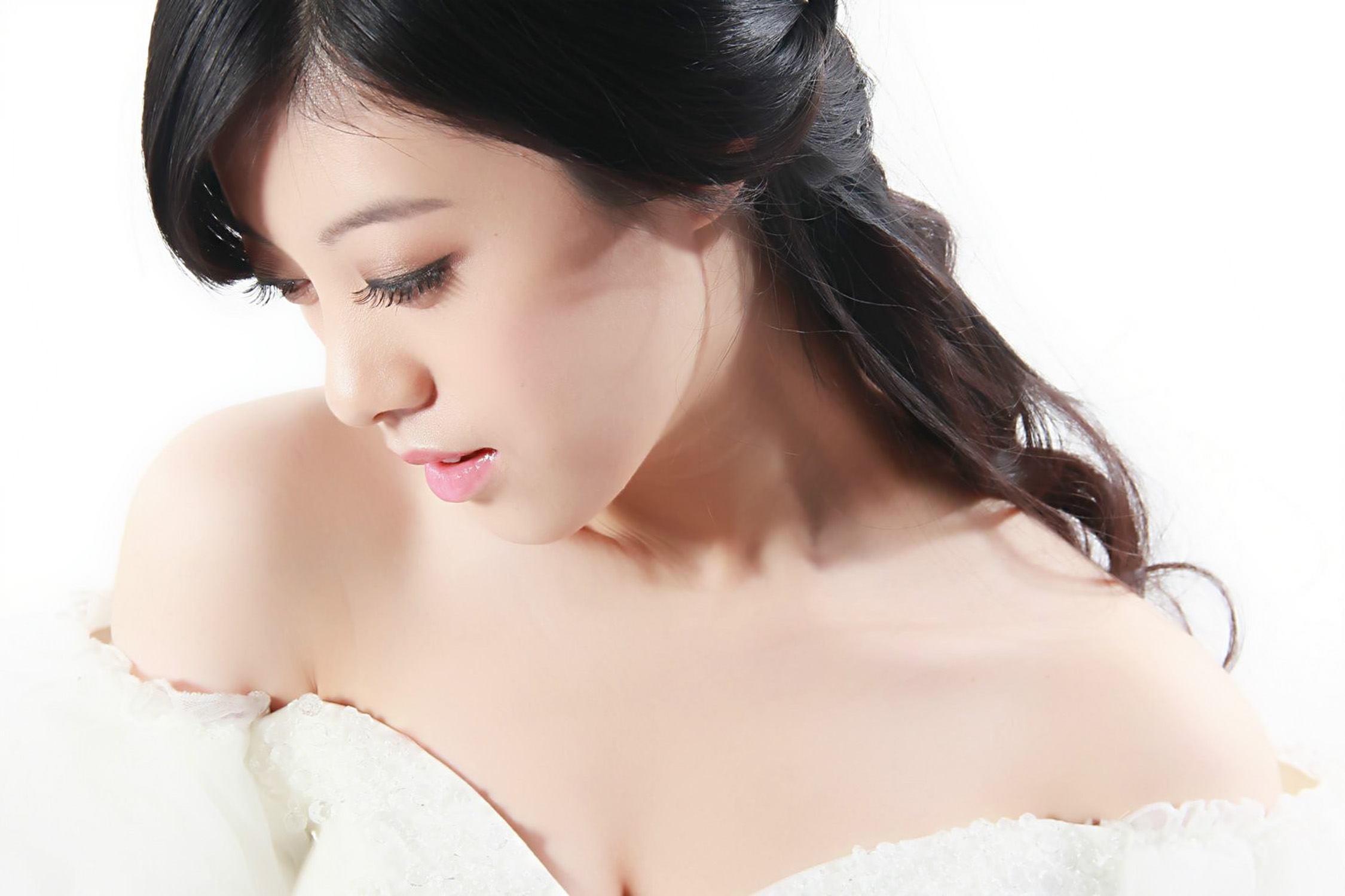 待嫁新娘 优雅气质美女姚林婧唯美婚纱甜美写真图片