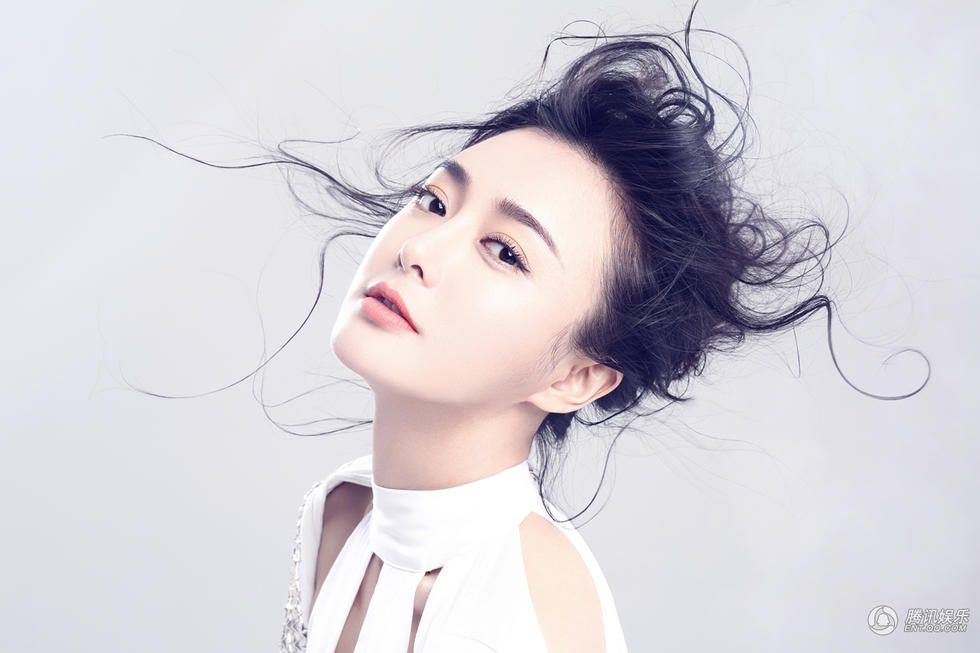 知性美女秦岚如梦如幻白裙飘逸唯美写真图片