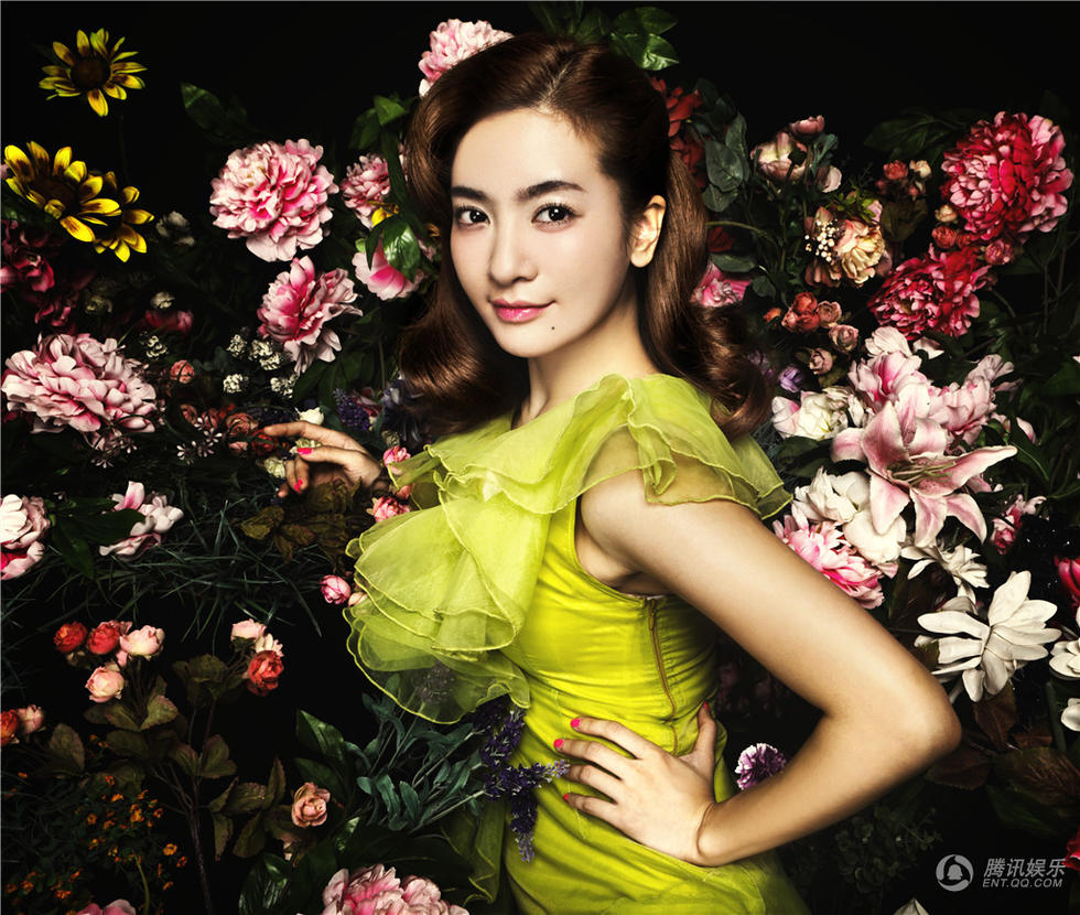中国内地湖南省邵阳女演员李晟夏日绚丽大片花朵写真明艳动人图片