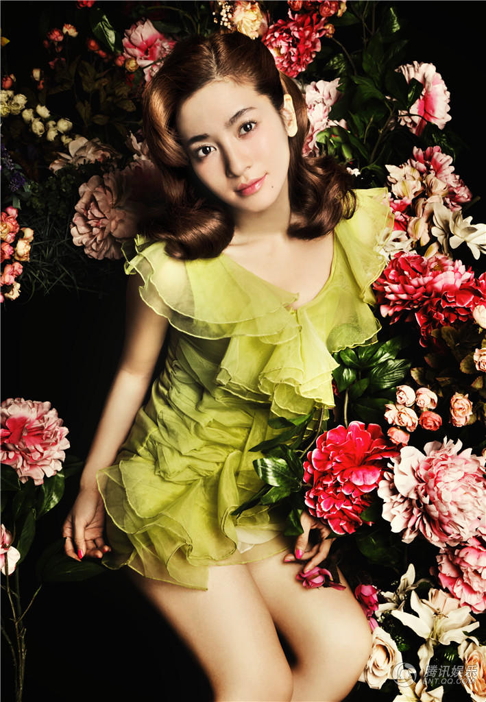 中国内地湖南省邵阳女演员李晟夏日绚丽大片花朵写真明艳动人图片