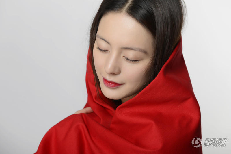 中国内地著名影视和舞蹈演员王力可浅笑俘获众人心红色主题写真图片