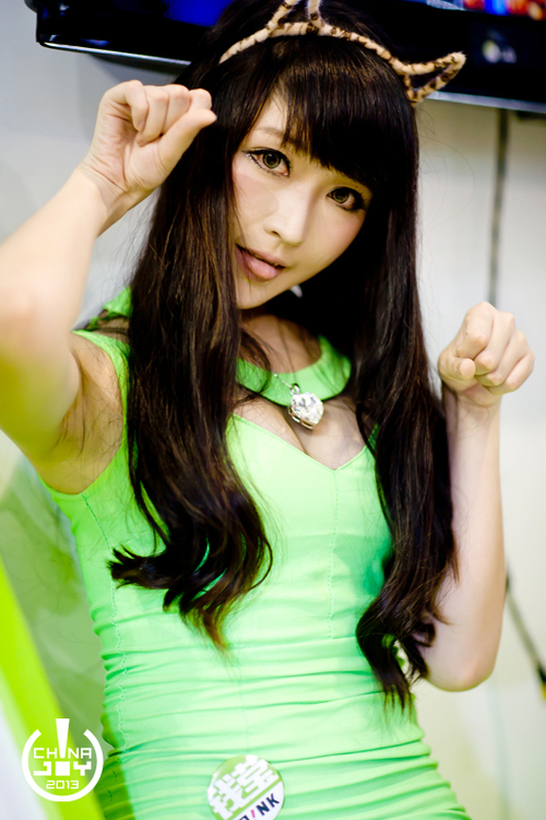 洛天依金丝雀可爱萝莉丝袜美腿Cosplay写真图片