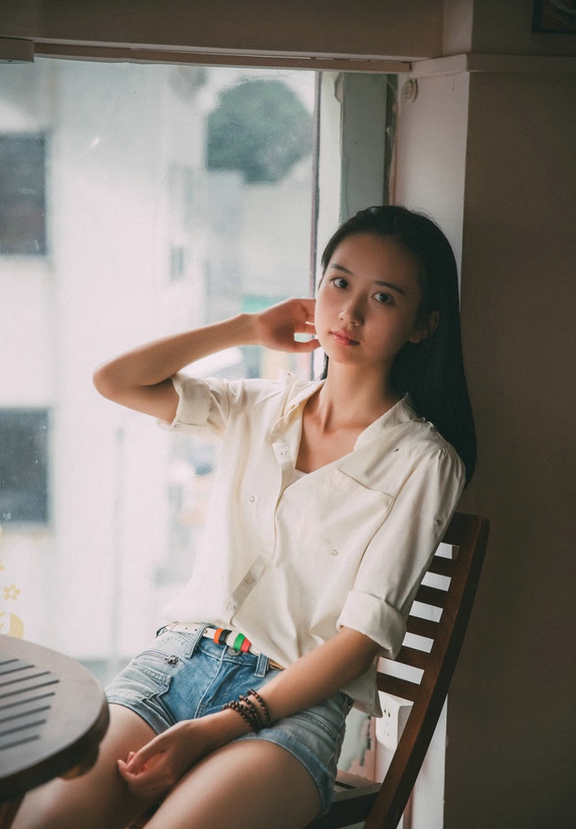 中国内地浙江省台州女演员《骄阳似我》潘霜霜性感魅惑唯美地狱雀翎写真图片