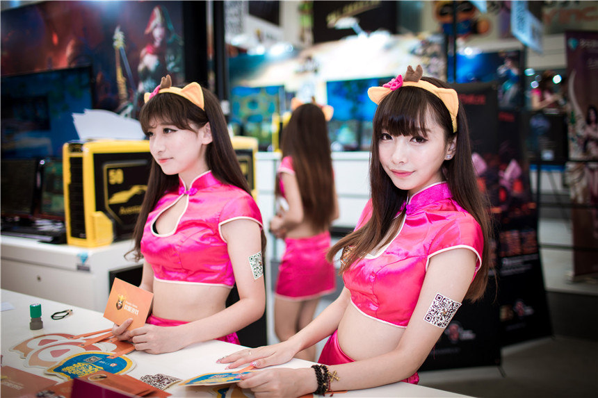 模特爆胸展示性感图片