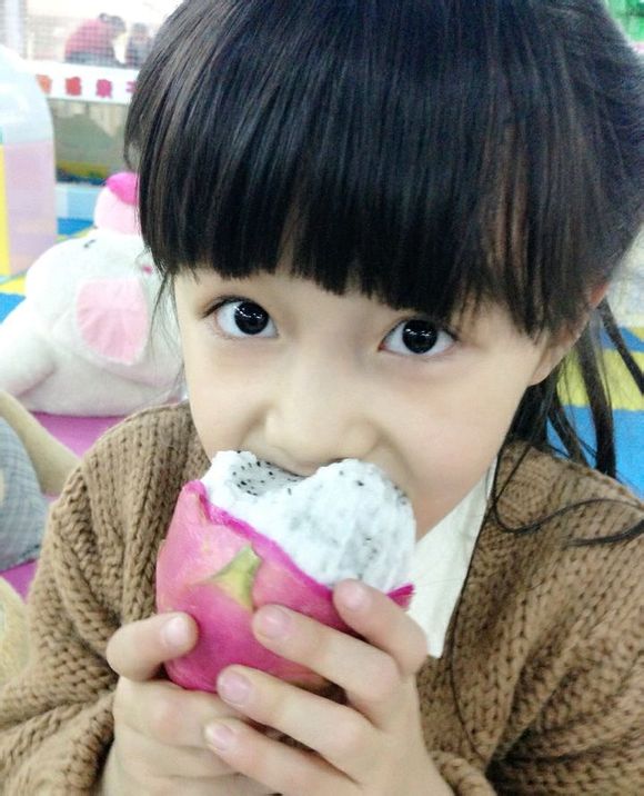 可爱小萝纪姿含万万没想到2第8集卖火柴小女孩生活照图片