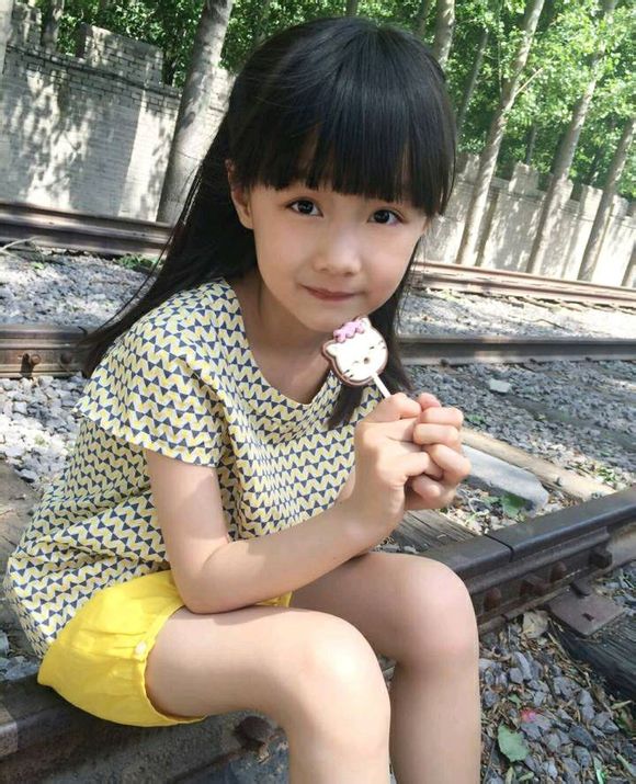 可爱小萝纪姿含万万没想到2第8集卖火柴小女孩生活照图片
