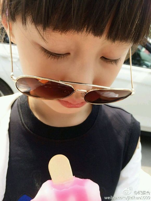 万万没想到2卖火柴的可爱小女孩纪姿含超萌生活照图片