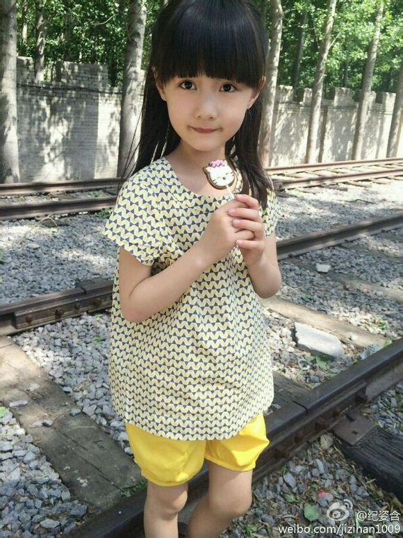 万万没想到2卖火柴的可爱小女孩纪姿含超萌生活照图片