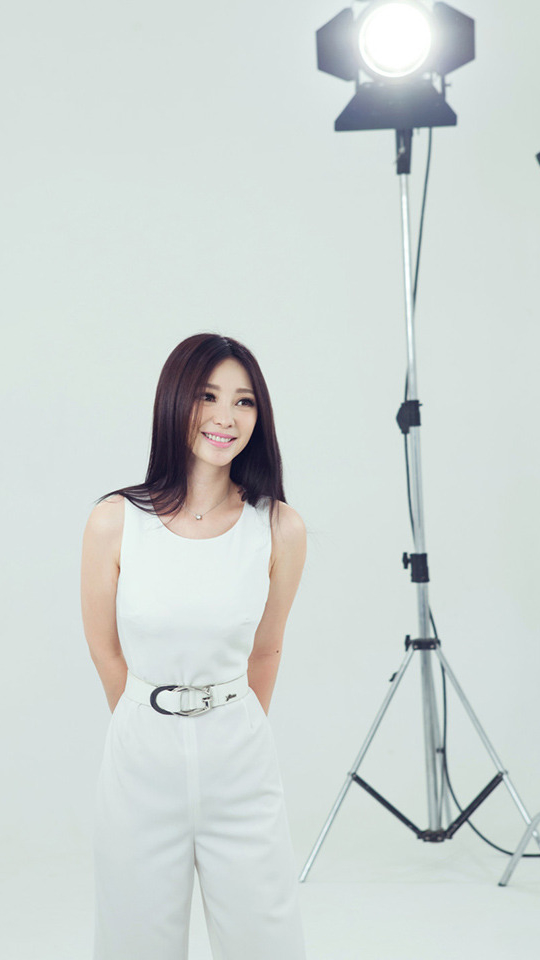 中国内地湖南衡阳女演员柳岩白色抹胸小秀香沟性感十足的图片图片