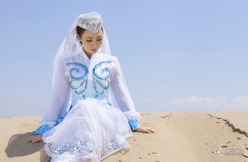 中国内地湖南衡阳女演员柳岩白色抹胸小秀香沟性感十足的图片图片