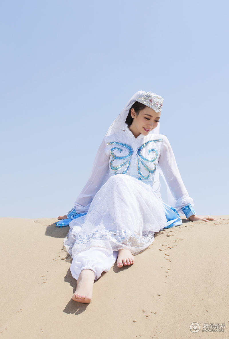 中国内地湖南衡阳女演员柳岩白色抹胸小秀香沟性感十足的图片图片