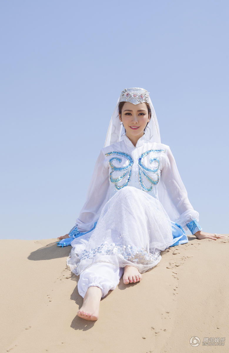 中国内地湖南衡阳女演员柳岩性感白裙沙漠艺术写真牵骆驼变塞外明珠(一)图片