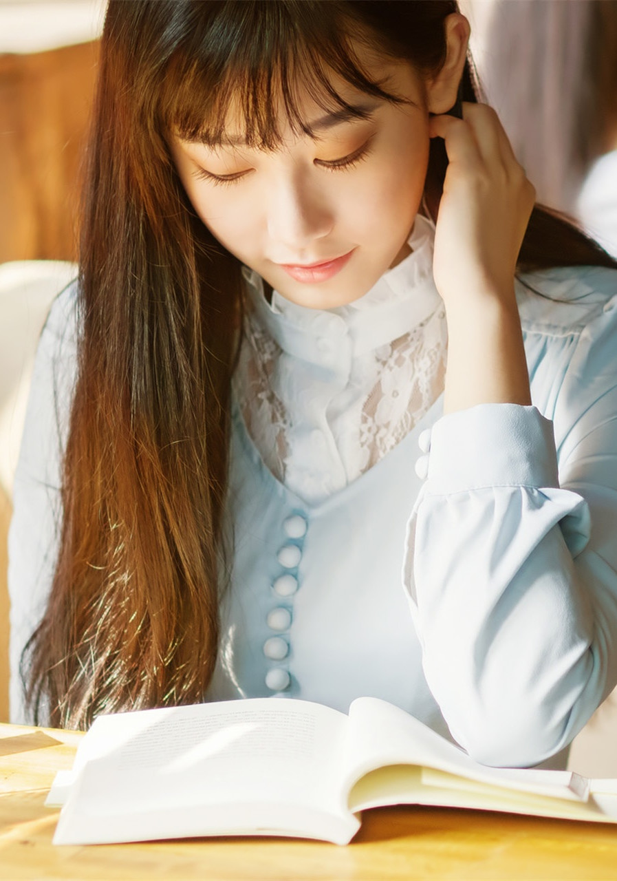 温暖治愈系美女图书馆唯美意境写真诱惑图片