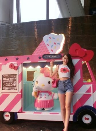 嫩模陈冠希前女友黄榕出席活动 亲吻同性抢镜图片